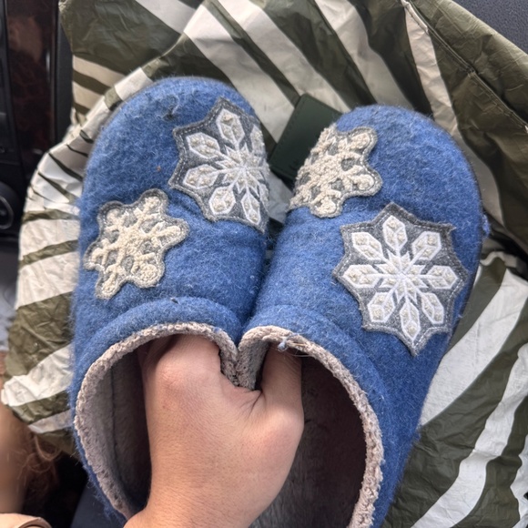 L.L. Bean Blue Snowflake Women's Slippers size 6 - Picture 5 of 8